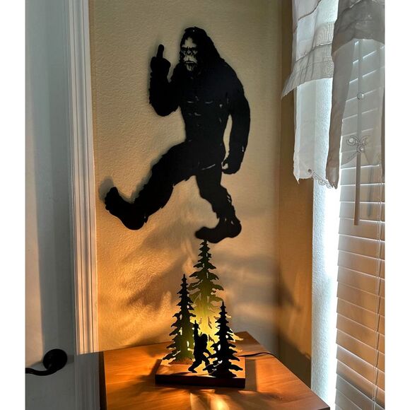 Rustic Metal Rude Bigfoot In Forest Accent Lamp Decorative Sasquatch Home Decor - Picture 4 of 10